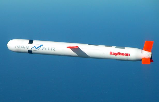 Tomahawk là loại tên lửa hành trình tấn công mặt đất đáng sợ nhất thế giới hiện nay. Nó có thể đánh trúng mục tiêu với sai số chỉ ±3 mét từ khoảng cách 2.500 km.  