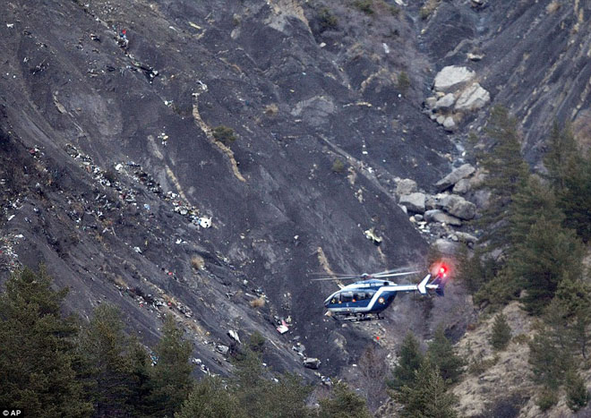 Những mảnh vỡ của chiếc máy bay Airbus xấu số tại hiện trường rơi trên dãy Alps ngày 24/3.