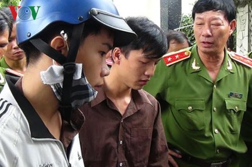 Hai nghi can Nguyễn Hải Dương và Vũ Văn Tiến được lực lượng chức năng đưa ra khỏi hiện trường vụ thảm sát ở Bình Phước