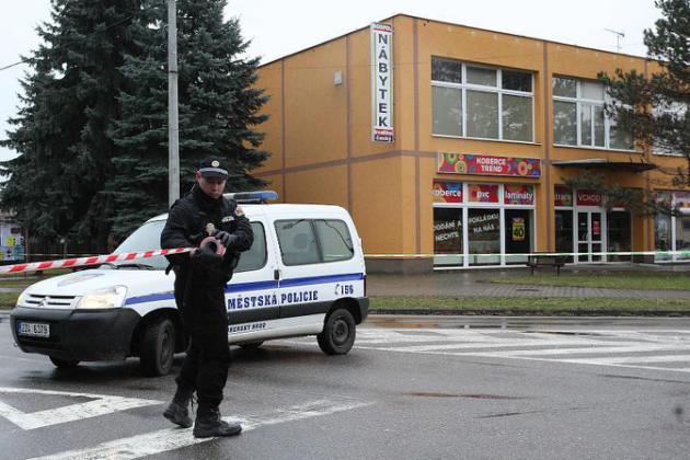 Cảnh sát Séc đứng canh bên ngoài hiện trường đẫm máu.