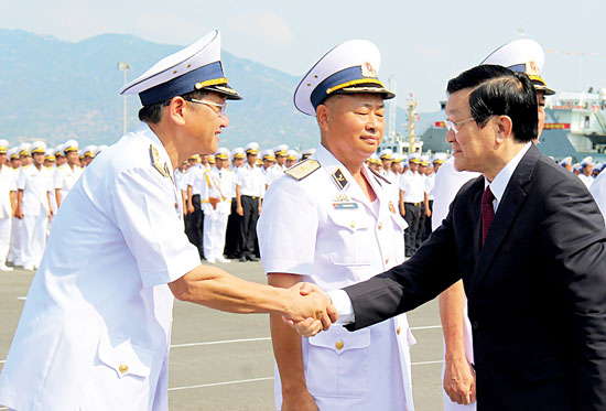 Thay mặt Đảng, Nhà nước, Chủ tịch nước Trương Tấn Sang đã trao tặng và gắn danh hiệu Anh hùng Lực lượng vũ trang nhân dân thời kỳ đổi mới lên Quân kỳ quyết thắng của Quân chủng Hải quân. 