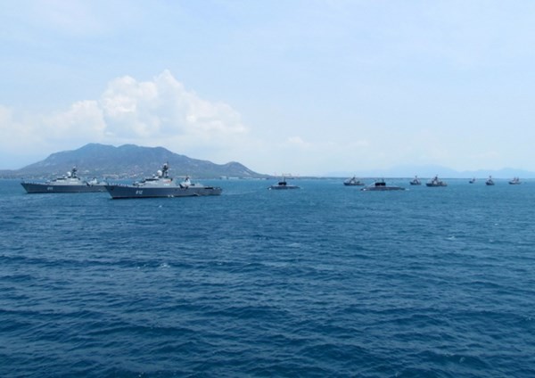 Đội hình tàu của Hải quân tiến ra cửa vịnh Cam Ranh