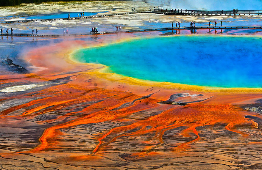 Suối nước nóng Grand Prismatic, Mỹ:  Suối nước nóng lớn thứ ba thế giới này thuộc công viên quốc gia Yellowstone, Mỹ. Vào mùa hè, suối nước nóng nhiều màu cam và đỏ, trong khi mùa đông, “thảm” màu lại chuyển sang xanh đậm. Ở giữa suối nước nóng nhiệt độ rất cao nên không có sinh vật nào có thể sinh sống.