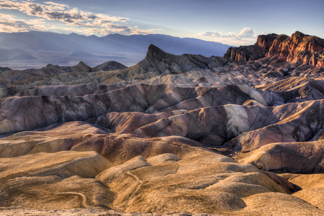 Thung lũng chết, Mỹ: Thung lũng chết là một thung lũng dài và hẹp nằm giữa hai bang California và Nevada của Hoa Kỳ. Đây là nơi có độ thấp nhất Bắc Mỹ với độ sâu 282m ft (86 m) dưới mực nước biển.