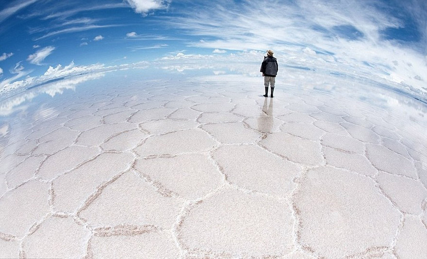 Cánh đồng muối Salar de Uyuni, Bolivia: Đây là cánh đồng muối rộng lớn nhất thế giới với diện tích lên tời 10.582 km2, tọa lạc tại vùng Potosi và Oruro thuộc miền Tây Nam Bolivia và nằm ở độ cao 3656 m so với mực nước biển.