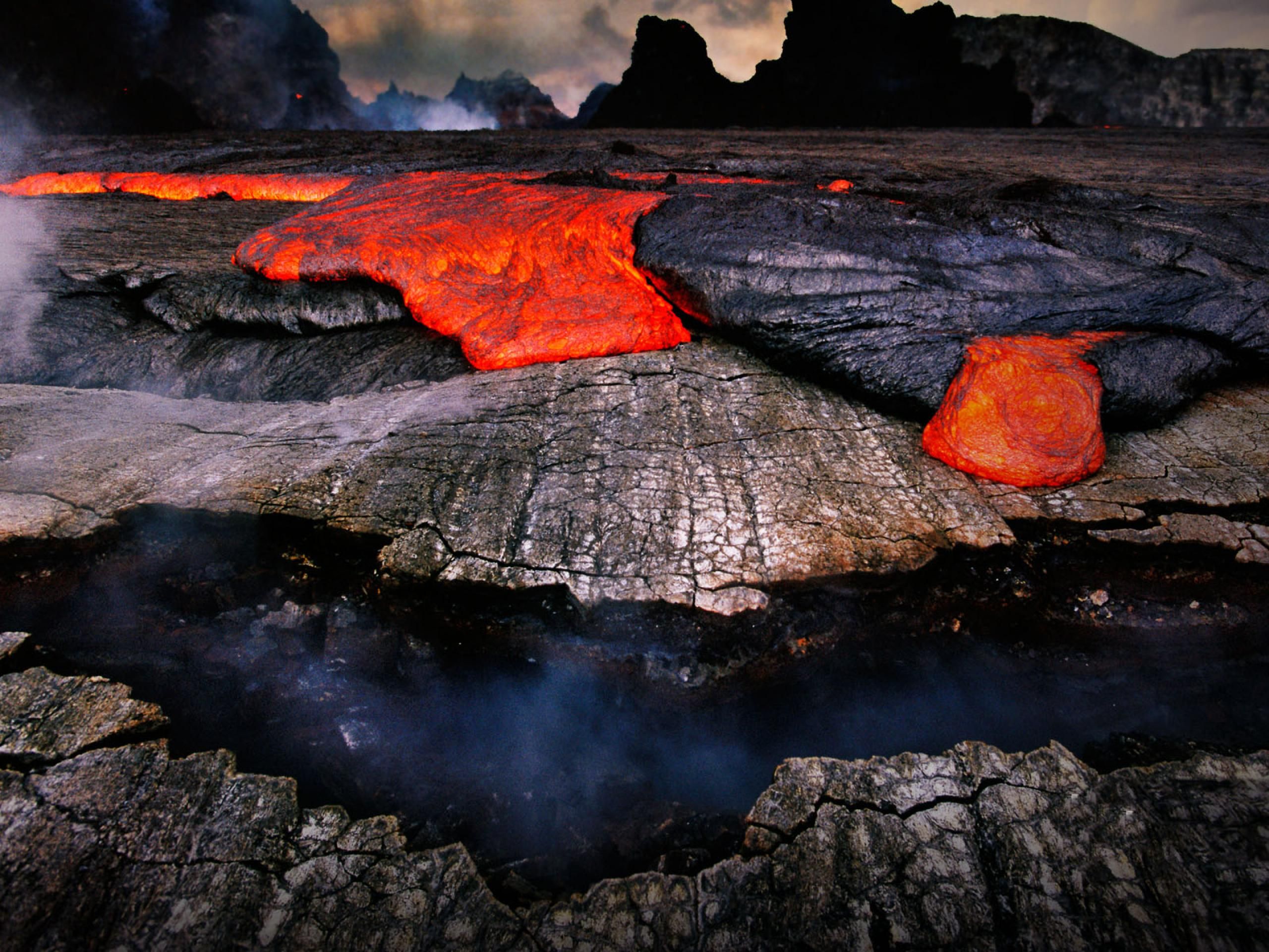 Núi lửa Kilauea: Kilauea hoạt động thường xuyên nhất trong 5 núi lửa ở Hawaii (Mỹ). Ngọn núi lửa này đã liên tục phun trào từ năm 1983 đến nay, quang cảnh của nó khiến nhiều người liên tưởng đến sao Kim, hành tinh có nhiều núi lửa nhất trong Thái Dương Hệ.