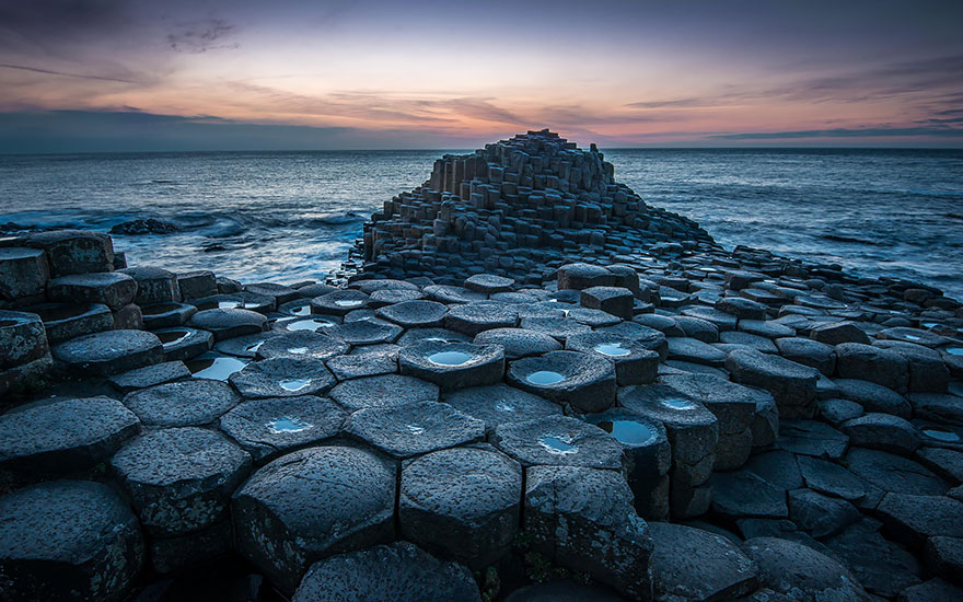Giant's Causeway, Ireland: Vùng bờ biển thuộc hạt Altrim, Bắc Ireland, Vương quốc Anh là vùng đất có quang cảnh tuyệt đẹp với khoảng 40.000 cột bazan khổng lồ màu đen được xếp ngay ngắn, kết quả của một vụ phun trào núi lửa cổ xưa.