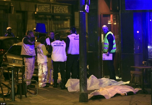 Xác chết trên đường phố Paris vì khủng bố