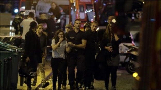ít nhất 6 vụ xả súng và 3 vụ nổ đã xảy ra đồng loạt ở Paris trong ngày 13/11