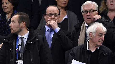Tổng thống Pháp Francois Hollande cũng có mặt trên khán đài theo dõi trận đấu này và phải nhanh chóng di tản khỏi sân bóng lúc vụ việc xảy ra. Ngay sau đó, ông Hollande đã cho tổ chức một cuộc họp khẩn tại điện Elysee nhằm nỗ lực kiểm soát tình hình. 