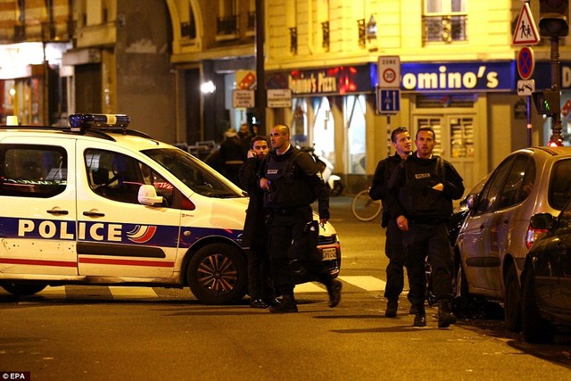 3 vụ nổ xảy ra bên ngoài một quán bar gần sân vận động Stade de France, nơi đội bóng đá Pháp đang đấu với đội Đức trên sân nhà, khiến ít nhất 3 người thiệt mạng. Tổng thống Francois Hollande cũng tới xem trận đấu này. Mật vụ đã hộ tống ông tới nơi an toàn.