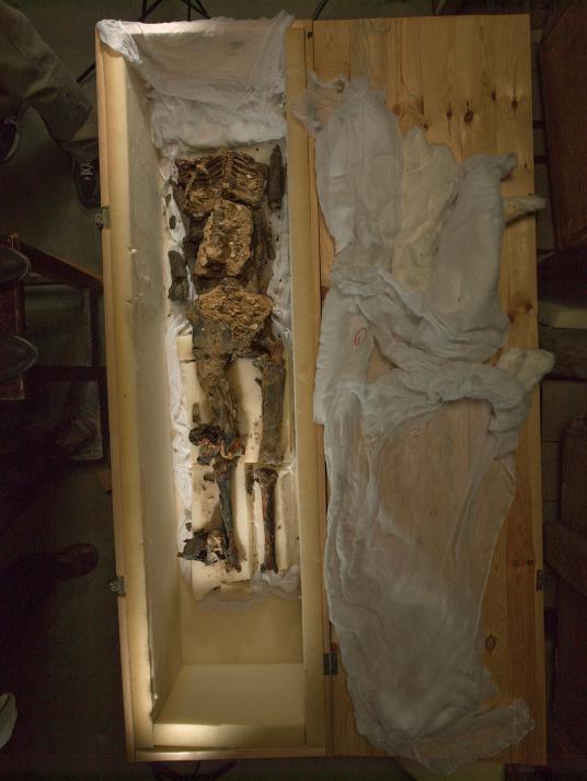 Vợ Pharaoh Tut: Kết quả xét nghiệm DNA cho thấy, xác ướp – bị trộm mộ làm mất đầu – có thể là mẹ của một trong hai bào thai được tìm thấy trong lăng mộ vua Tut. Do đó, đây có khả năng là Ankhensenamun, con gái của Akhenaten và vợ chính thức duy nhất của Tutankhamun. Ảnh Kenneth Garrett/ National Geographic