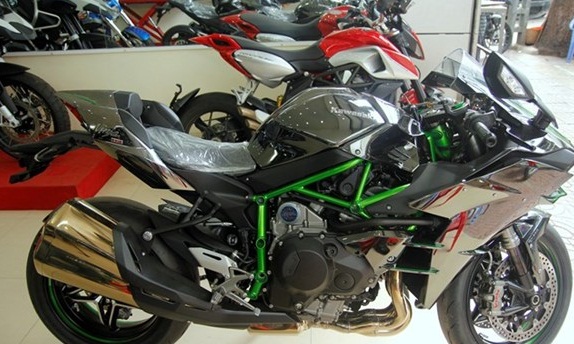 Giá bán lẻ của siêu mô tô Kawasaki Ninja H2 tại Việt Nam là 1,059 tỷ đồng