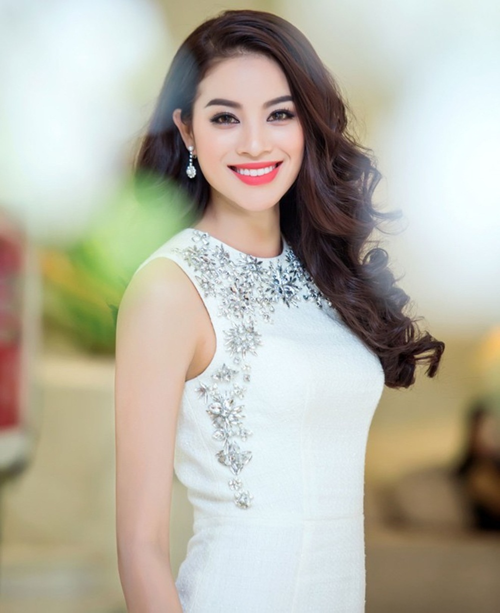 Sau khi tạp chí The Richest, công bố danh sách 50 người đẹp nhất Thế giới, rất nhiều fans hâm mộ và khán giả Việt đã gửi lời chúc mừng đến Phạm Hương.