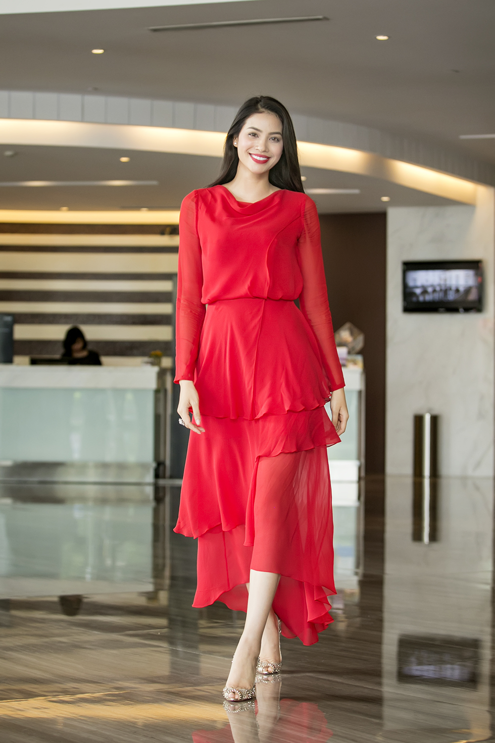 Với bộ đầm đỏ thanh lịch và kín đáo cùng nụ cười luôn nở trên môi, Phạm Hương nổi bật trong một sự kiện tại Hà Nội bằng vẻ đẹp cao sang thu hút sự chú ý của truyền thông. 