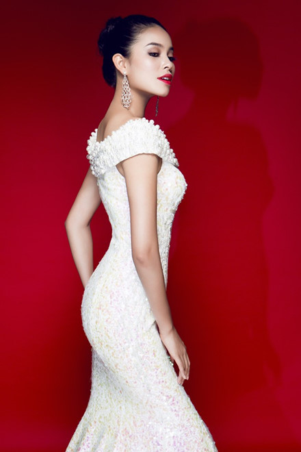 Thậm chí trước đây, chuyên gia sắc đẹp thế giới Ines Ligron sẵn sàng đăng ảnh Phạm Hương trong trang phục đồ lót và tự hào khen ngợi cô có vóc dáng tuyệt mỹ như những thiên thần Victoria's Secret.