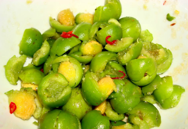 Mận chát nhót xanh chưa hết hot thì thị trường trái cây đầu mùa lại xuất hiện lọai quả này