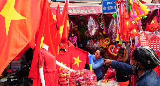Chung kết AFF Cup: Cũng ‘hot’ như vé vào sân Mỹ Đình, đồ cổ vũ bóng đá đắt đỏ từng giờ Chung kết AFF Cup: Cũng ‘hot’ như vé vào sân Mỹ Đình, đồ cổ vũ bóng đá đắt đỏ từng giờ