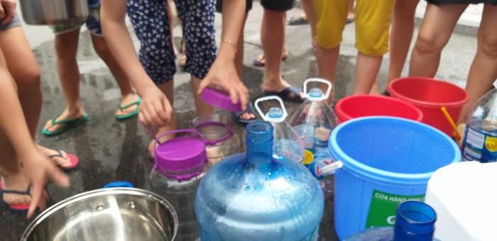Cảnh người dân Hà Nội xếp hàng nhận nước sạch 'như thời bao cấp' Cảnh người dân Hà Nội xếp hàng nhận nước sạch 'như thời bao cấp'