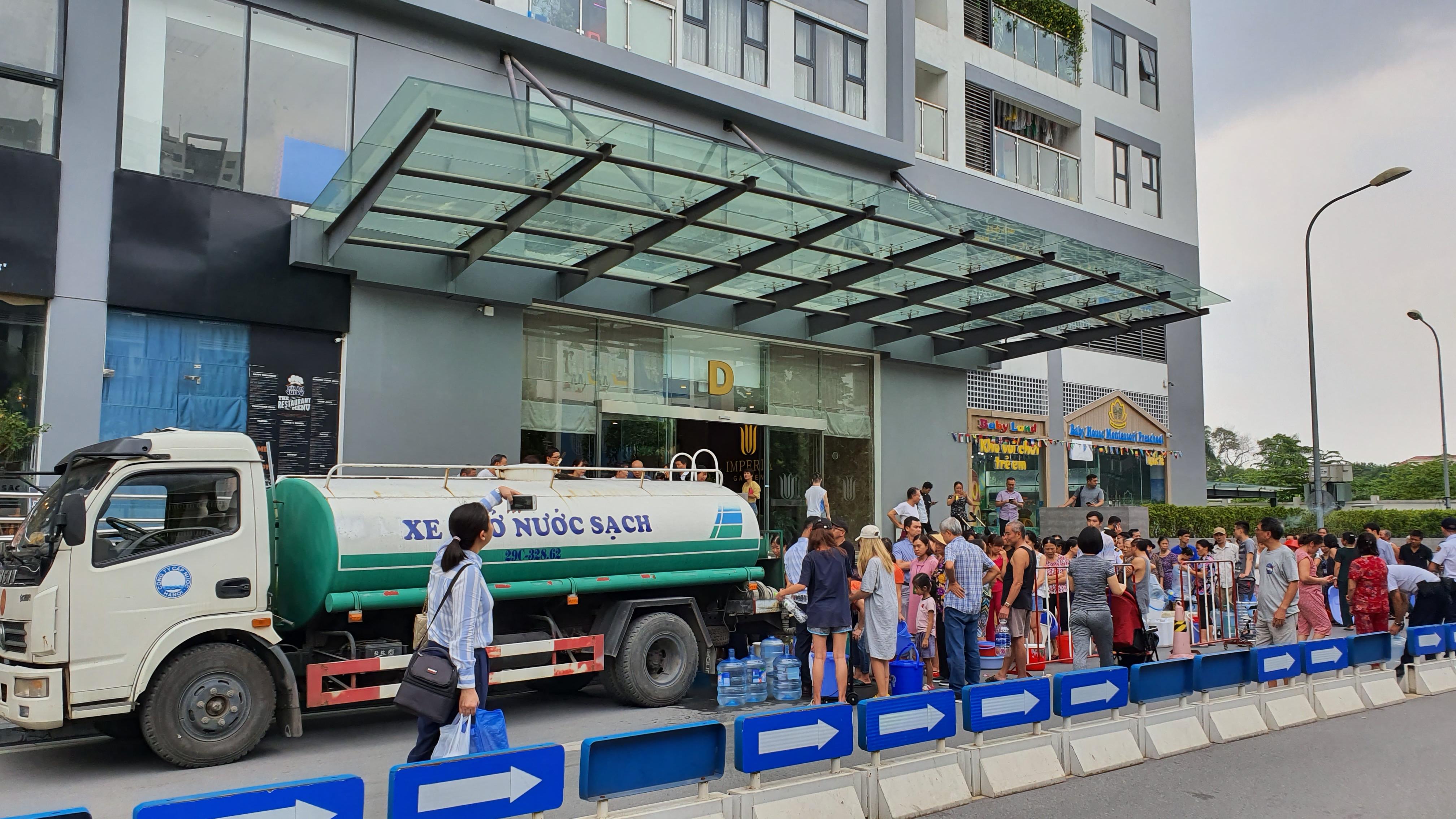 Cảnh người dân Hà Nội xếp hàng nhận nước sạch 'như thời bao cấp' Cảnh người dân Hà Nội xếp hàng nhận nước sạch 'như thời bao cấp'