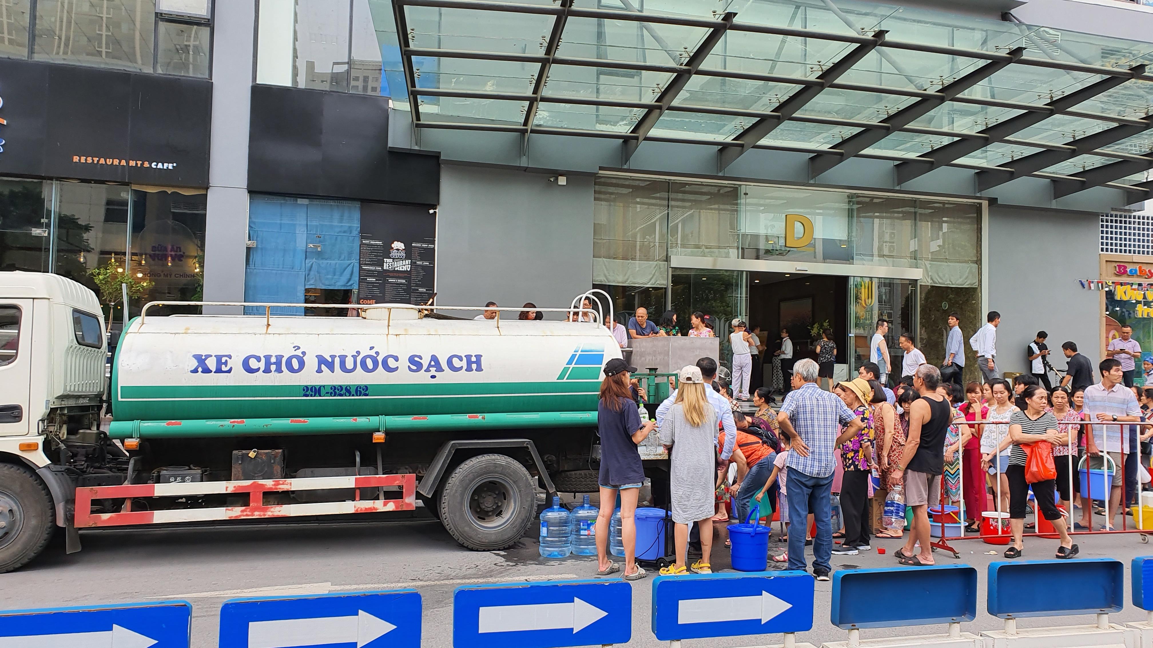 Cảnh người dân Hà Nội xếp hàng nhận nước sạch 'như thời bao cấp' Cảnh người dân Hà Nội xếp hàng nhận nước sạch 'như thời bao cấp'