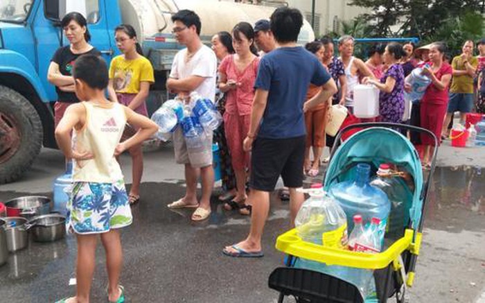 Cảnh người dân Hà Nội xếp hàng nhận nước sạch 'như thời bao cấp' Cảnh người dân Hà Nội xếp hàng nhận nước sạch 'như thời bao cấp'