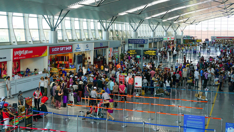 Khách du lịch tấp nập, sân bay Nội Bài ra khuyến cáo