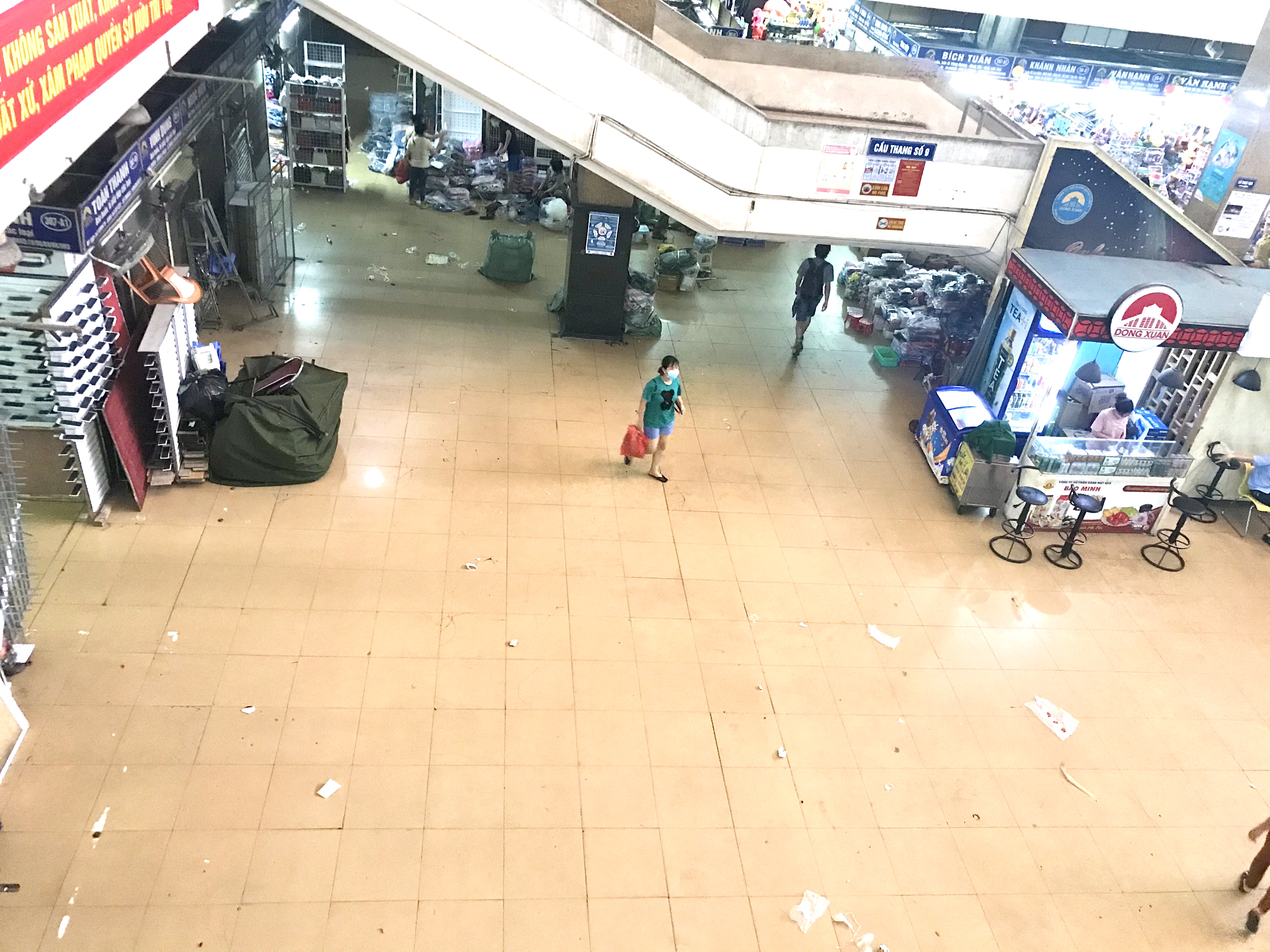 Dịch bệnh khiến chợ Đồng Xuân vắng vẻ, nhiều ki ốt đóng cửa
