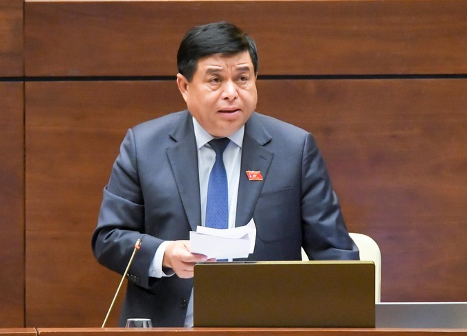 Bộ trưởng Nguyễn Chí Dũng trả lời chất vấn về giải pháp phục hồi và phát triển kinh tế trong bối cảnh tình hình mới.