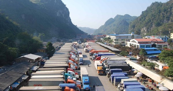 Chính phủ yêu cầu sớm khắc phục tình trạng ùn tắc hàng hóa tại các cửa khẩu biên giới phía bắc