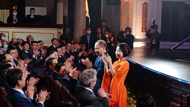  Lần đầu tiên bà Phạm Thu Hương - vợ tỷ phú Phạm Nhật Vượng xuất hiện trước công chúng tại sự kiện tối 20/1.