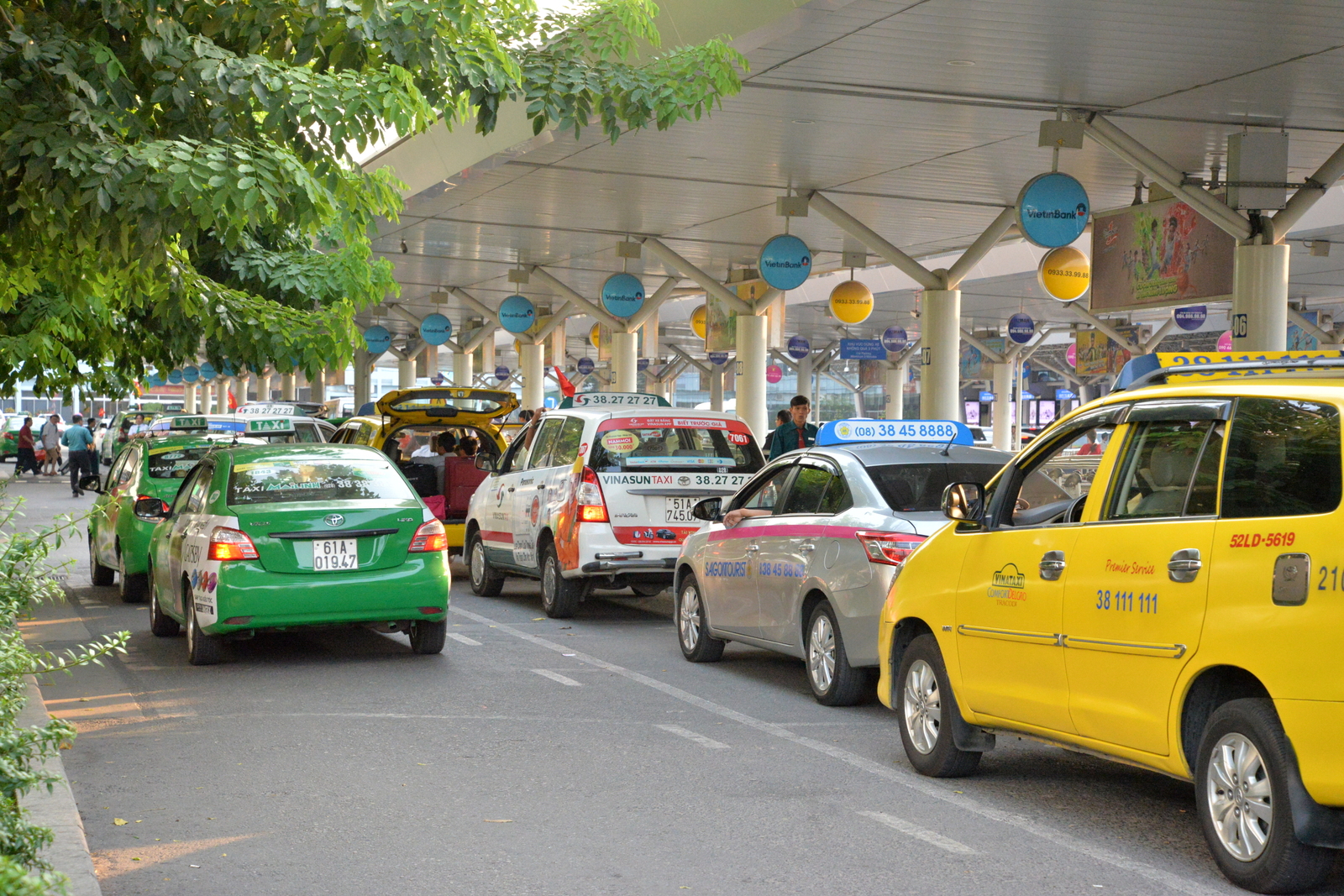 Ngăn chặn tình trạng xe taxi dù chèo kéo, ép giá hành khách tại sân bay Tân Sơn Nhất