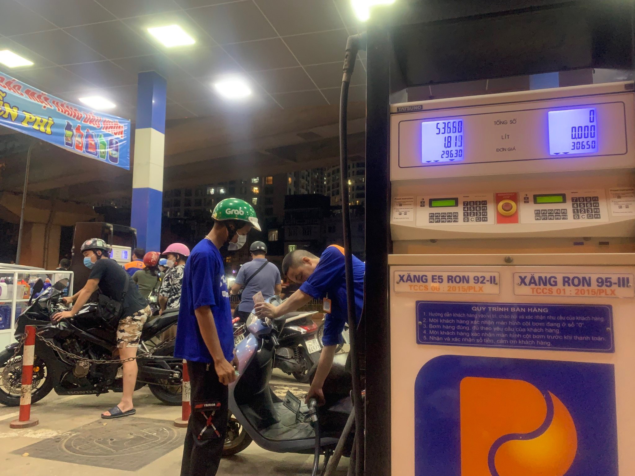 Anh Nguyễn Tiến T. (trú quận Nam Từ Liêm) cho biết qua thông tin báo chí được biết giá xăng có thể tăng lên mức 30.000 đồng/lít, nên trên đường tới công ty, anh tranh thủ bơm đầy bình xăng cho xe máy để đi lại trong những ngày tới.