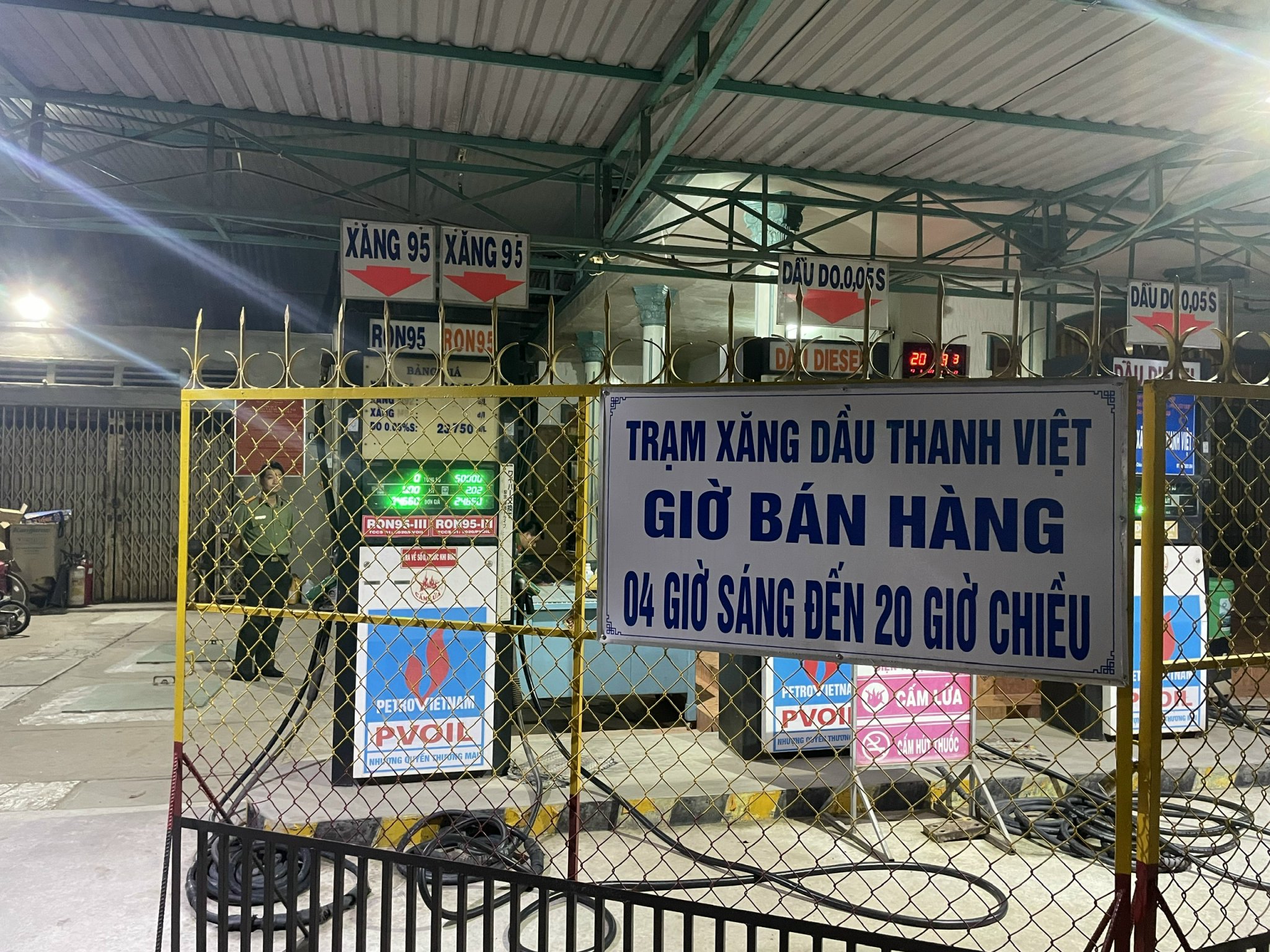 Giảm thời gian bán hàng so với niêm yết, một cửa hàng xăng dGiảm thời gian bán hàng so với niêm yết, một cửa hàng xăng dầu tại Tây Ninh bị phạt tại Tây Ninh bị phạt