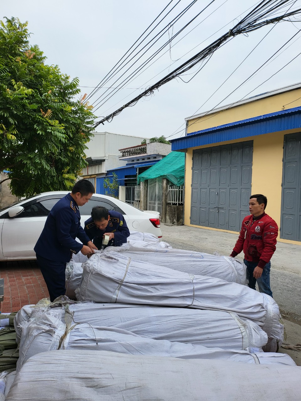 Nam Định: Tạm giữ hơn 1 tấn vải may mặc các loại