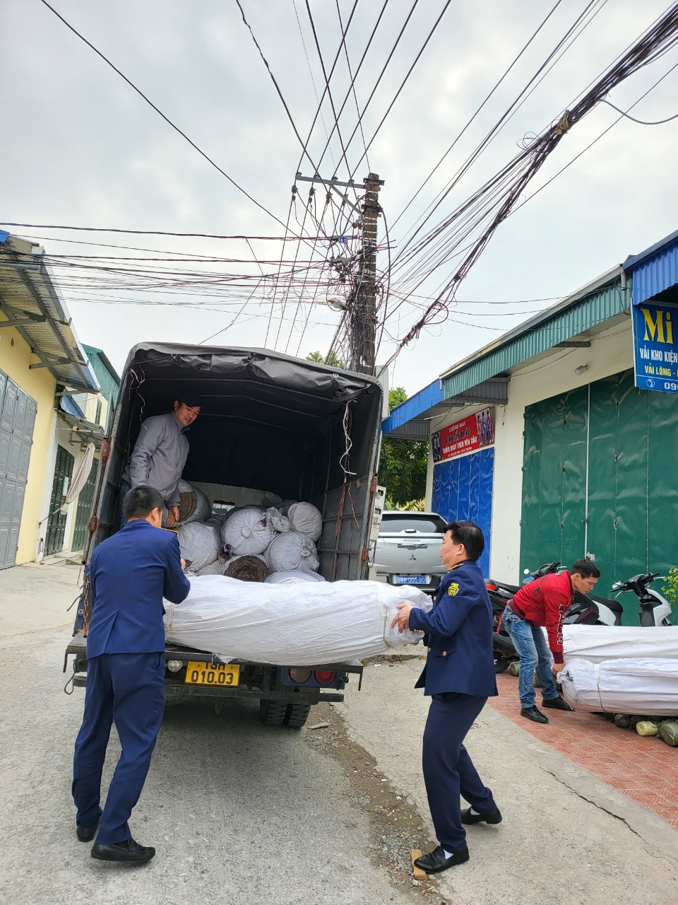 Nam Định: Tạm giữ hơn 1 tấn vải may mặc các loại