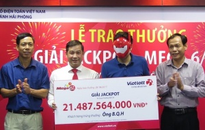 Xổ số Vietlott: Khách hàng đeo mặt nạ siêu nhân nhận hơn 21 tỷ