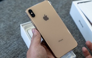 iPhone XS Max xách tay giá cao ngất ngưởng, người tiêu dùng liệu có móc hầu bao?