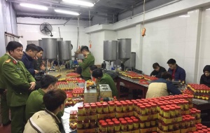 Bí mật kinh hoàng bên trong cơ sở mỗi ngày đóng gói hàng nghìn lọ sa tế giả