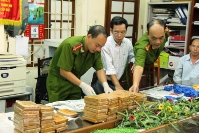 Ba người Lào đi xe siêu sang vận chuyển 60 bánh heroin