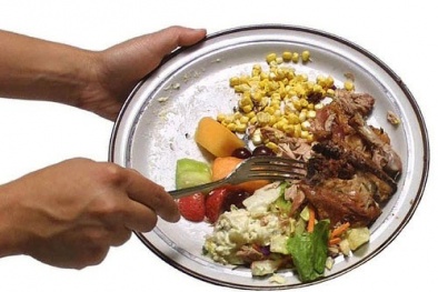Khi người Việt mang thức ăn ngon và đắt tiền đi... đổ