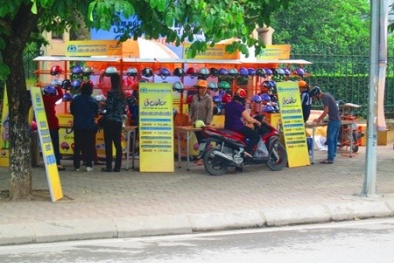 Đến lượt mũ bảo hiểm "xịn" chiếm vỉa hè
