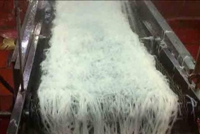 Dùng chất tẩy làm trắng bún
