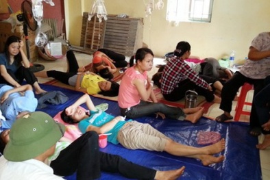 Công nhân vừa ăn vừa lo ngộ độc