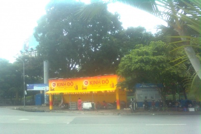 Tùy tiện chiếm vỉa hè bán bánh Trung thu?