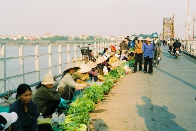 Hà Nội có nên giải tỏa chợ cóc của người nghèo mưu sinh ?