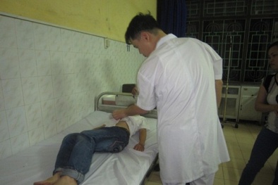 Uống sữa tiếp thị, học sinh bị ngộ độc