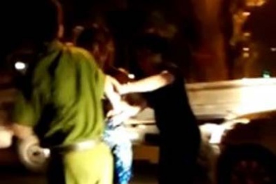 Hà Nội : 'Nữ quái' đâm ô tô vào công an