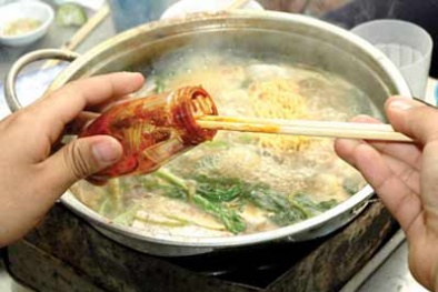Cảnh giác với sa tế làm từ chất phụ gia và phẩm màu