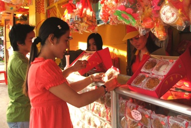 Bánh trung thu 2014 vừa ra thị trường đã ồ ạt giảm giá